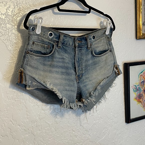 🌻We The Free {27} Distressed Rivet Cut Off Denim Shorts Women Button Fly - Picture 2 of 9
